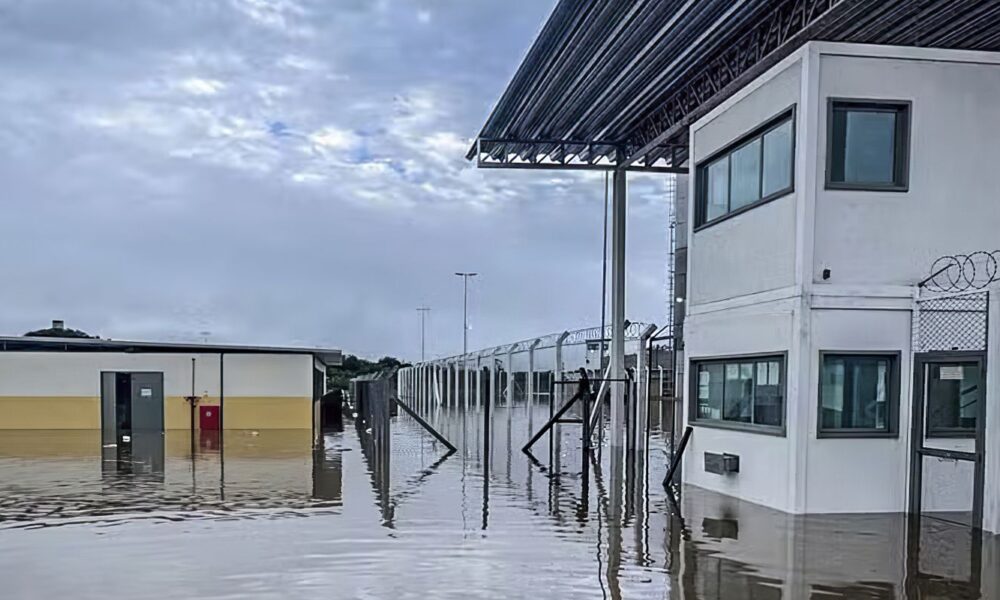 mais-de-1-mil-presos-sao-transferidos-apos-penitenciaria-inundar-no-rs