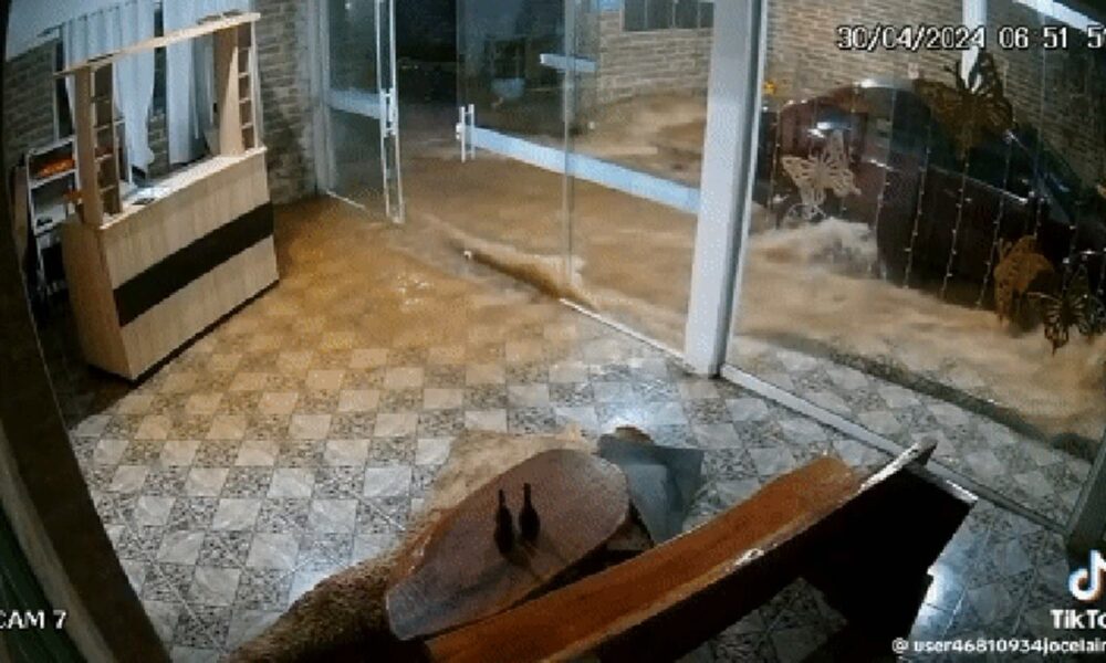 video:-agua-invade-e-inunda-casa-em-questao-de-segundos-no-rs