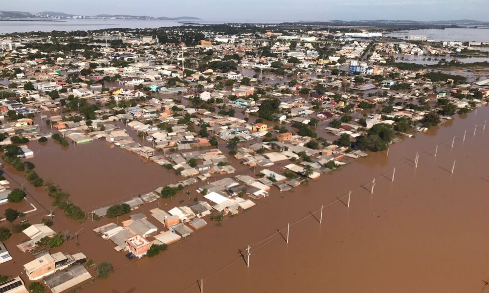 chuvas-no-rs:-sem-agua,-luz-e-comida,-prefeito-decide-evacuar-municipio-inteiro