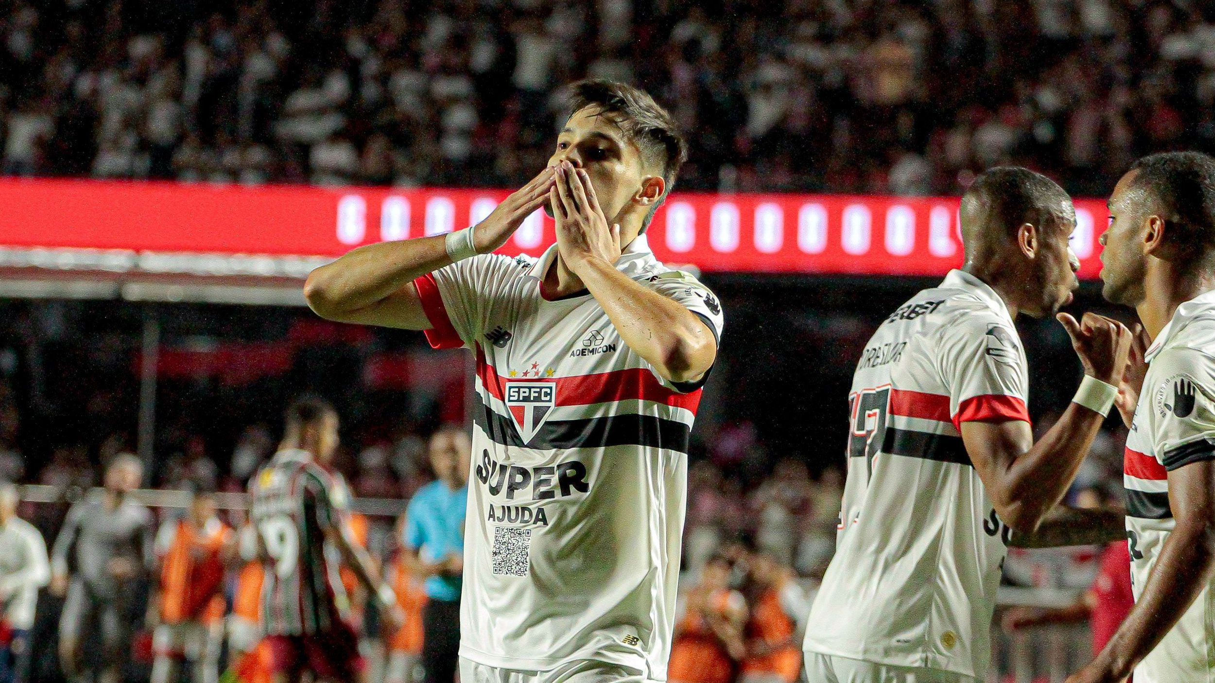 com-gol-no-fim,-sao-paulo-vence-fluminense,-que-fica-no-z4-do-brasileirao