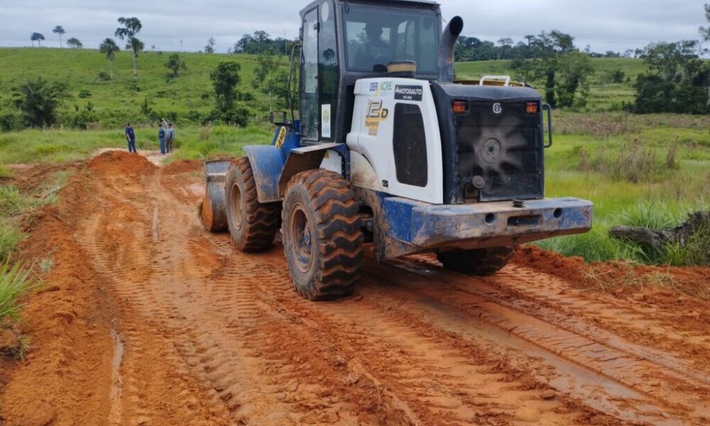 deracre-melhora-acesso-do-ramal-abelhal,-em-sena-madureira