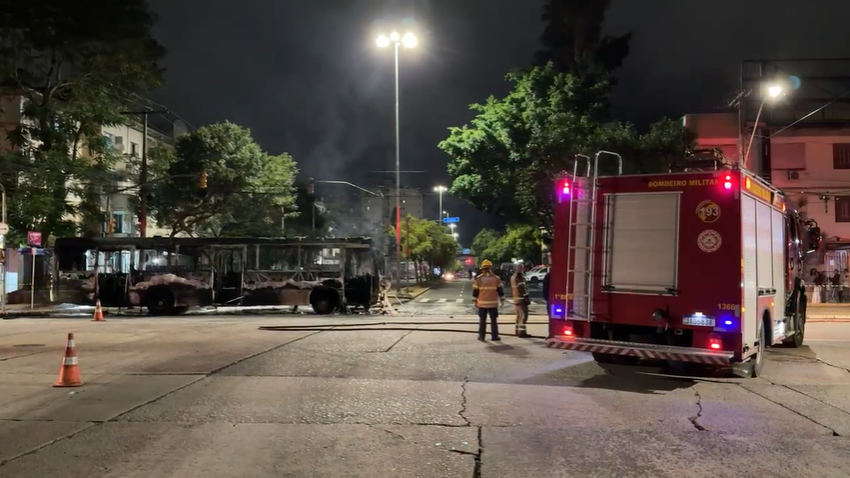 grupo-de-50-pessoas-bloqueia-avenida-e-incendeia-dois-onibus-em-porto-alegre