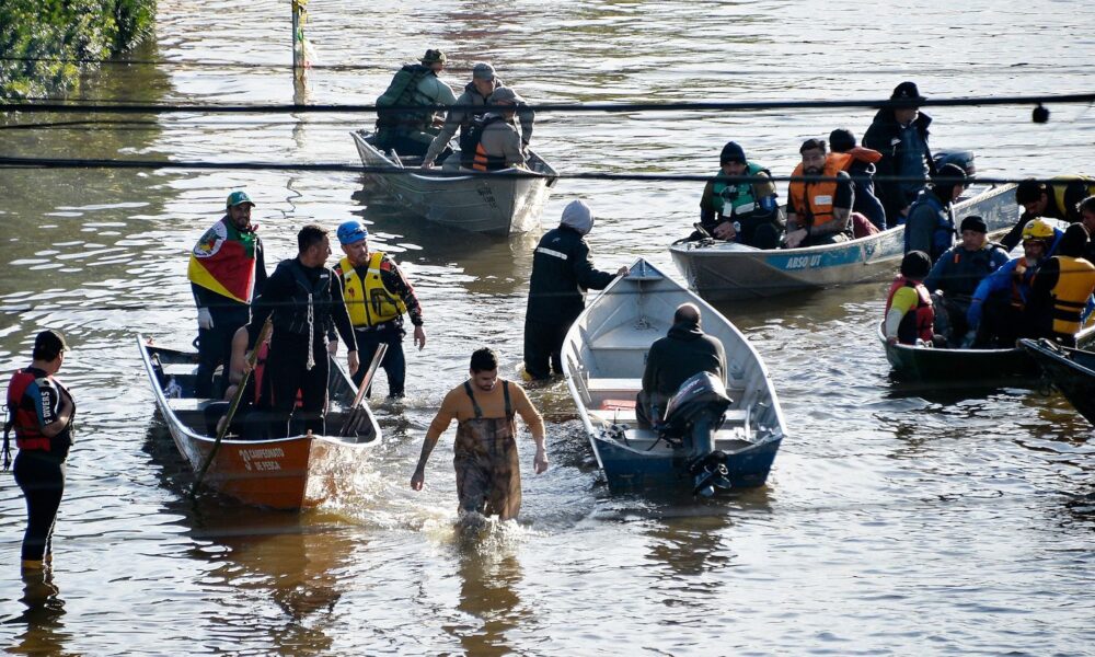 em-meio-a-destruicao-por-enchentes,-rs-confirma-morte-por-leptospirose