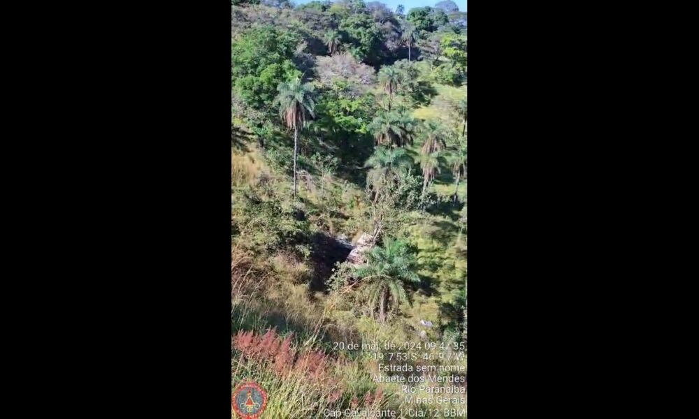 onibus-cai-de-uma-altura-de-100-metros-e-deixa-1-pessoa-morta-e-12-feridas-em-mg