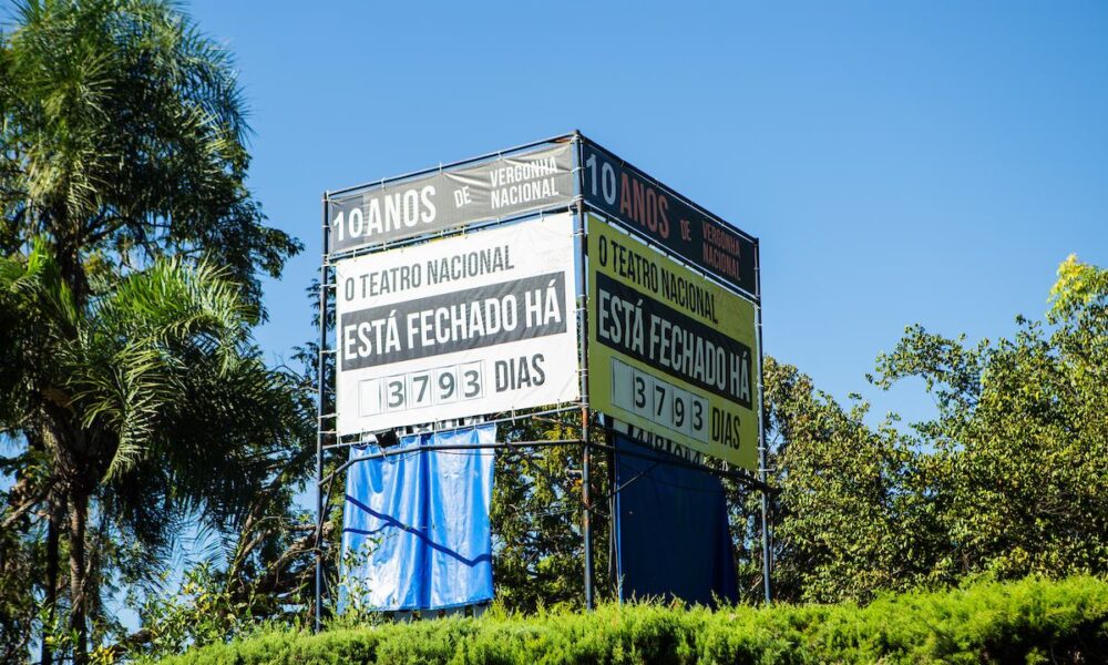 outdoor-no-lago-norte-marca-tempo-de-fechamento-do-teatro-nacional