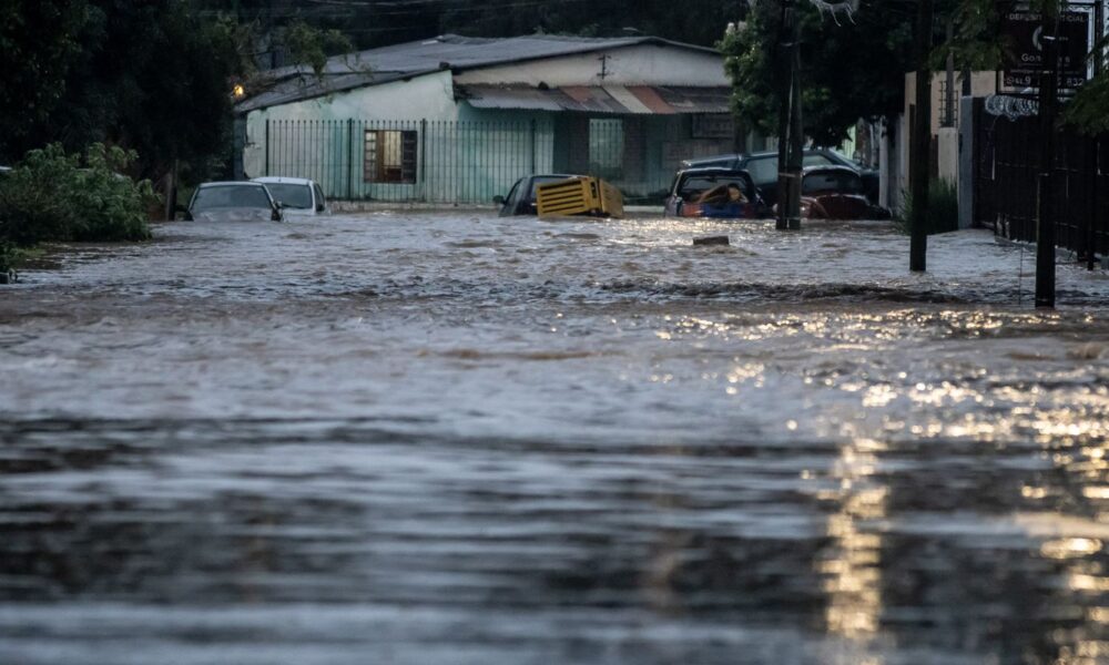 corrego-transborda-e-volta-a-invadir-casas-em-porto-alegre
