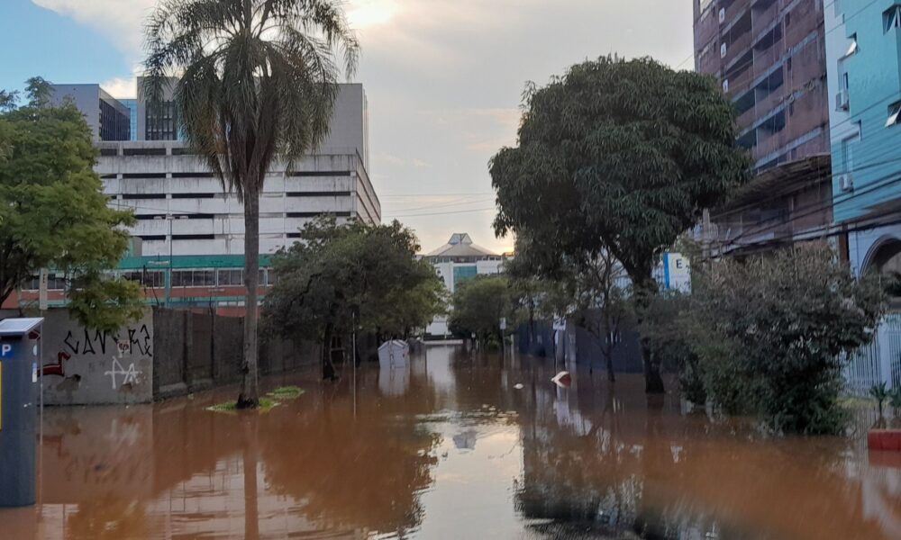 apos-18-dias,-shopping-em-porto-alegre-reabre-e-tem-que-fechar-novamente-por-causa-da-enchente