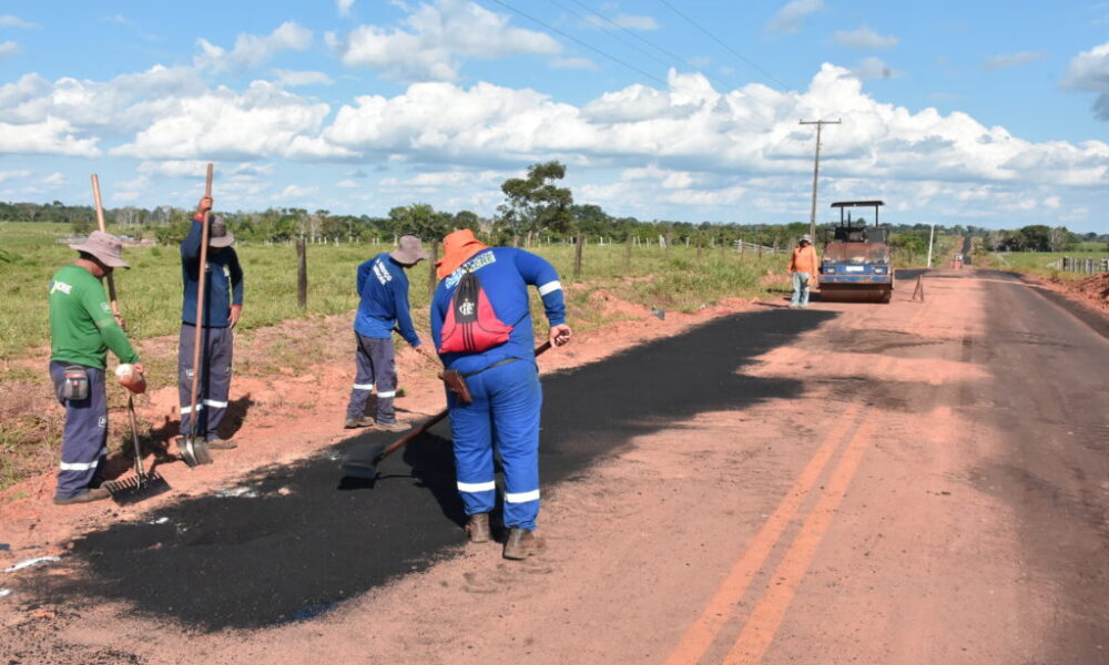 em-acrelandia,-deracre-trabalha-em-obras-de-recapeamento-asfaltico-no-ramal-granada