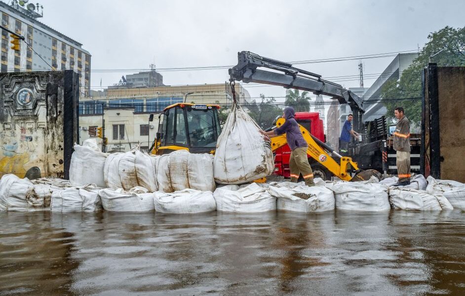 prefeitura-de-porto-alegre-utiliza-sacos-de-areia-para-conter-agua-do-guaiba